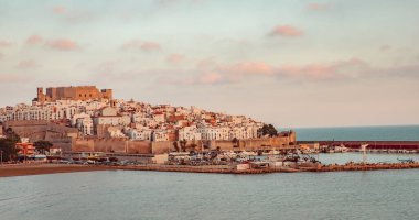 İspanyol Akdeniz kıyısı Costa del Azahar 'daki Peniscola şehrinin manzarası