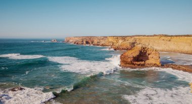 Portekiz 'in batı kıyısındaki Bordeira Sahili' nde sörf manzarası