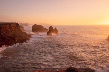 Güney Portekiz 'deki Bordeira sahilinden gün batımında muhteşem kıyı manzarası.