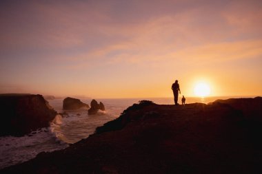 Güney Portekiz 'deki Bordeira sahilinden gün batımında muhteşem kıyı manzarası.