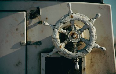 Eski bir balıkçı teknesinin direksiyonunu kırmış.