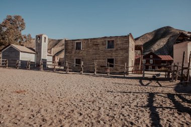 Batı Leone kasabası Tabernas Çölü manzarasında.