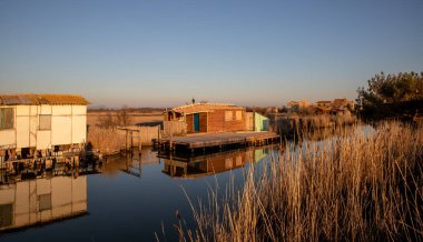 Lansargue 'deki Etang de Mauguio' da kuş koruma alanı.