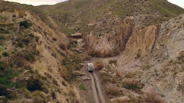 Road Kamp Aracı Ramblas Içinden Geçiyor Taberna Nın Çöl Manzaralı — Stok video