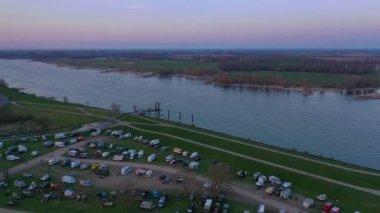 Kalkar Almanya: Gün batımında off-road fuarı 4x4 Rhein waal 'ın havadan görüntüsü