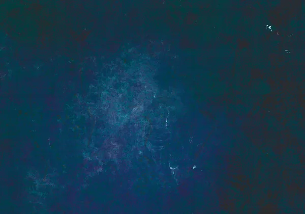 深いグラデーションネイビー藍青紙ビネットデザインと落ち込んだヴィンテージの汚れやインクスパッターと歴史的なみすぼらしいデザイン レトロな水が光る粒状の空白の背景 — ストック写真