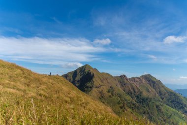 Khao Chang phueak, Thongphaphum Ulusal Parkı, Kanchanaburi Eyaleti, Tayland 'daki en güzel dağ manzarası. Konu bulanık, gürültü ve renk efekti.
