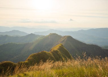 Khao Chang phueak, Thongphaphum Ulusal Parkı, Kanchanaburi Eyaleti, Tayland 'daki en güzel dağ manzarası. Konu bulanık, gürültü ve renk efekti.