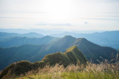 Khao Chang phueak, Thongphaphum Ulusal Parkı, Kanchanaburi Eyaleti, Tayland 'daki en güzel dağ manzarası. Konu bulanık, gürültü ve renk efekti.