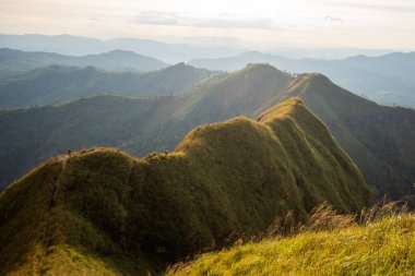 Khao Chang phueak, Thongphaphum Ulusal Parkı, Kanchanaburi Eyaleti, Tayland 'daki en güzel dağ manzarası. Konu bulanık, gürültü ve renk efekti.