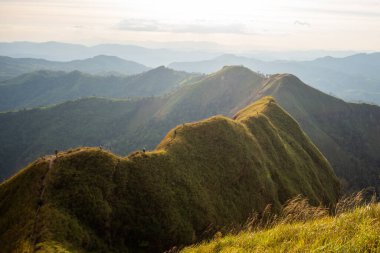 Khao Chang phueak, Thongphaphum Ulusal Parkı, Kanchanaburi Eyaleti, Tayland 'daki en güzel dağ manzarası. Konu bulanık, gürültü ve renk efekti.
