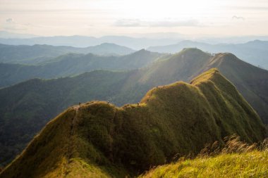 Khao Chang phueak, Thongphaphum Ulusal Parkı, Kanchanaburi Eyaleti, Tayland 'daki en güzel dağ manzarası. Konu bulanık, gürültü ve renk efekti.