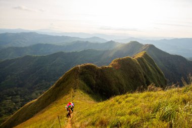 Khao Chang Phuak 'taki dağda yürüyüş grubu, Thongphaphoom Ulusal Parkı, Kanchanaburi Eyaleti, Tayland. Konu bulanık, gürültü ve klasik ton.