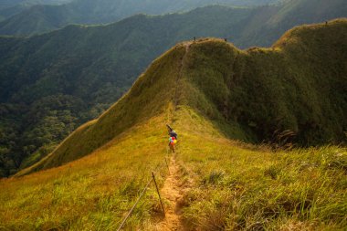 Khao Chang Phuak 'taki dağda yürüyüş grubu, Thongphaphoom Ulusal Parkı, Kanchanaburi Eyaleti, Tayland. Konu bulanık, gürültü ve klasik ton.