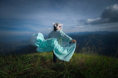 Khao Chang Puak, Thongphaphum Ulusal Parkı, Kanchanaburi Eyaleti, Tayland 'da dağın tepesinde yürüyüş yapan mutlu bir kadın. Konu bulanık, gürültü ve renk efekti.