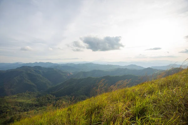 タイのカンチャナブリ県のトンパフム国立公園カオチャンピークの山頂の美しい景色 被写体はぼやけノイズと色効果 — ストック写真