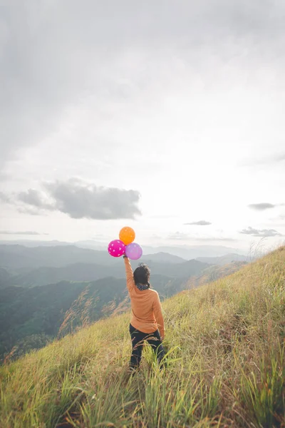 Щаслива Жінка Вершині Гори Кхао Чанг Пуак Національний Парк Тонфапхум — стокове фото