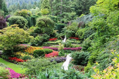 Butchart Gardens Kanada dünyanın en güzel ve en güzel köşelerinden biridir. Şimdi onlar bir çiçek gösterisi ve dünyanın manzara tasarımının başyapıtlarından biri.