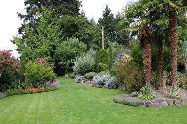 Vancouver Adası, British Columbia, Kanada 'daki Butchart Garden' da tropikal ve kozalaklı bitkilerin enfes bir kombinasyonu. Bahçe, gezegenin en güzel köşelerinden biri olarak ünlüdür.