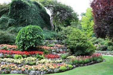 Vancouver Adası, British Columbia, Kanada 'daki Brentwood Körfezi' ndeki Butchart Garden 'da görkemli bitki kompozisyonları. Bahçe, gezegenin en güzel köşelerinden biri olarak ünlüdür..
