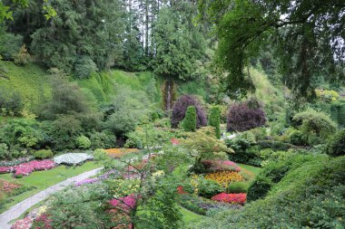 Vancouver Adası 'ndaki Brentwood Körfezi' ndeki Butchart Garden panoramik manzarası, gezegenin çiçek desenli başyapıtlarından biri.