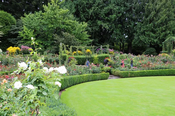 Kanada 'daki Butchart Bahçeleri dünyanın en güzel ve en güzel köşelerinden biridir. Şimdi onlar bir çiçek gösterisi ve dünyanın manzara tasarımının başyapıtlarından biri.