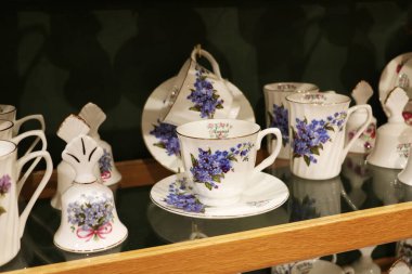 Mavi çiçekli en iyi porselenden yapılmış eşsiz çay takımları.