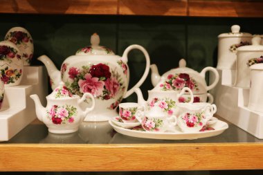 Mavi çiçekli en iyi porselenden yapılmış eşsiz çay takımları.