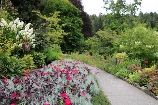 Winding Path Flowerbeds Flowering Plants Butchart Garden Makes Comfortable Pleasant — стокове фото
