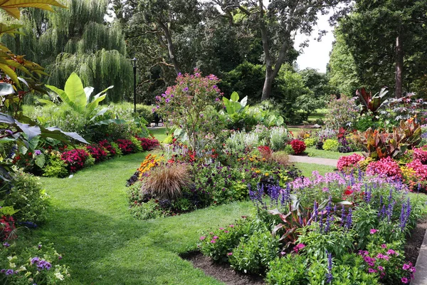 Colorful Flowerbeds Immaculate Lawn Create Unforgettable Ornaments — Fotografia de Stock