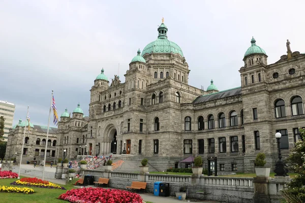 Vancouver 'ın başlıca ilgi odağı ve favori turizm merkezi Vancouver şehir merkezinde begonya çiçekli çiçek yataklarıyla çevrili British Columbia Parlamento Binası.