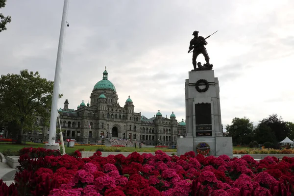 Vancouver 'ın asıl ilgi odağı İngiliz Kolombiya Parlamento Binası. Önünde Kore Savaşı 'na ve Afganistan' daki savaşa adanmış bir heykel duruyor.