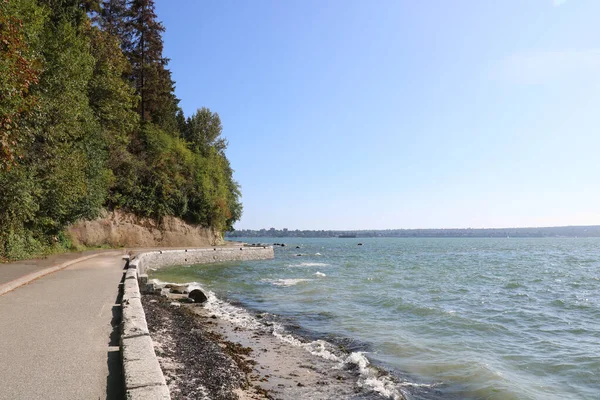 Ünlü Stanley Parkı 'nın sahili boyunca uzanan ve doğal ve kentsel dünyaları birleştiren yol Vancouver' ın ana parkıdır.