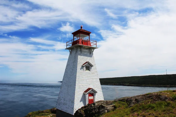 Hopewell Kayaları Kanada 'nın Nova Scotia körfezi boyunca yer almaktadır. Eski deniz feneri körfezde bir dönüm noktasıdır.