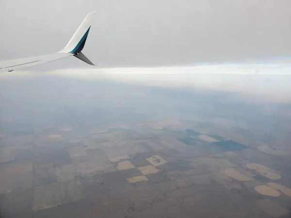 Bild Linan Flygning Mot Bakgrund Blå Molnfri Himmel Ökar Den — Stockfoto