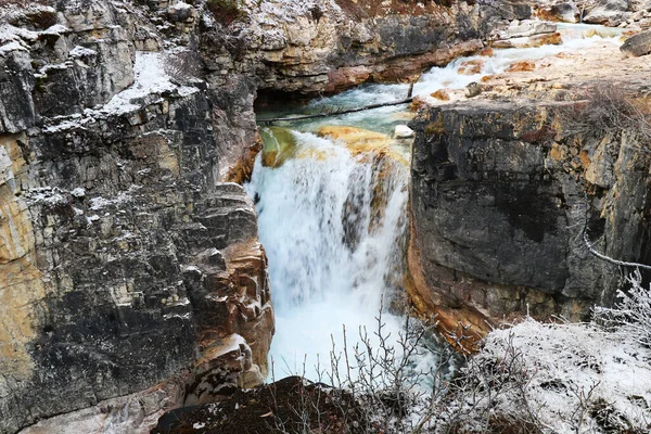 Uma Corrente Montanha Cheia Água Derretida Fez Seu Caminho Entre — Fotografia de Stock