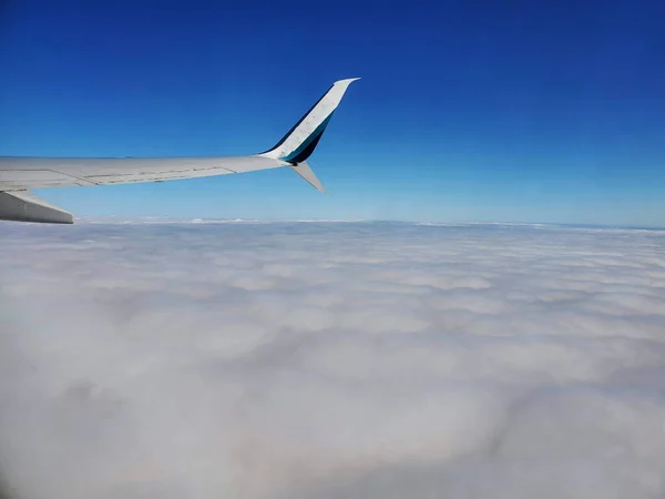 Cola Del Revestimiento Despegue Aeronave Fondo Cielo Azul Sin Nubes — Foto de Stock