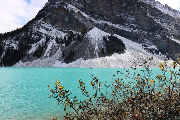 Mountain Peak Covered Snow Crown Rises Mirrored Surface Blue Lake — Stock Photo, Image