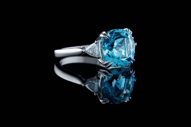 Aquamarine ve elmaslarla kaplanmış güzel altın bir yüzük. Yakın plan.