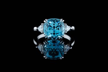 Aquamarine ve elmaslarla kaplanmış güzel altın bir yüzük. Yakın plan.