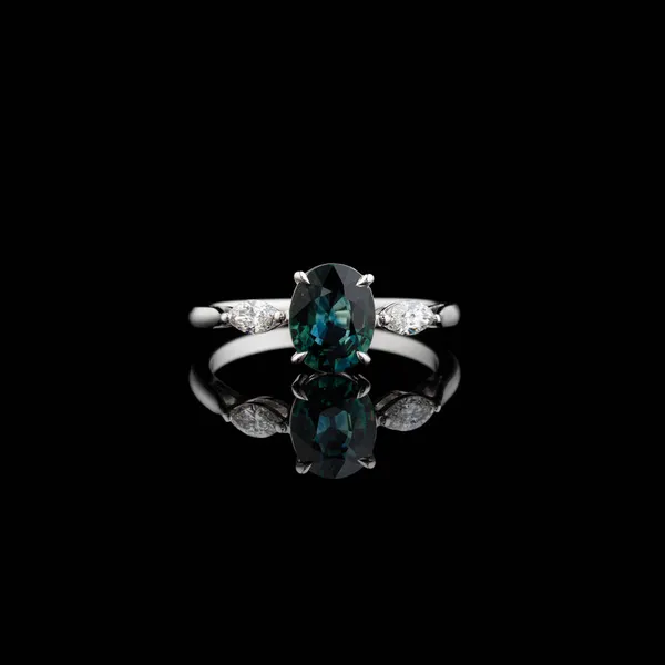 Belle Bague Blanc Avec Saphir Vert Diamants Sur Fond Noir — Photo