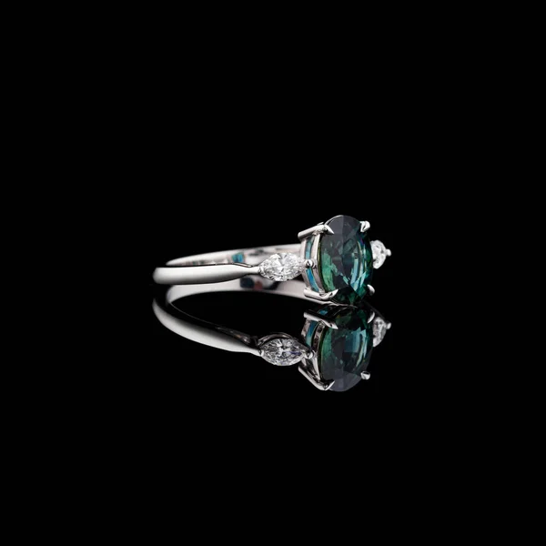 Belle Bague Blanc Avec Saphir Vert Diamants Sur Fond Noir — Photo