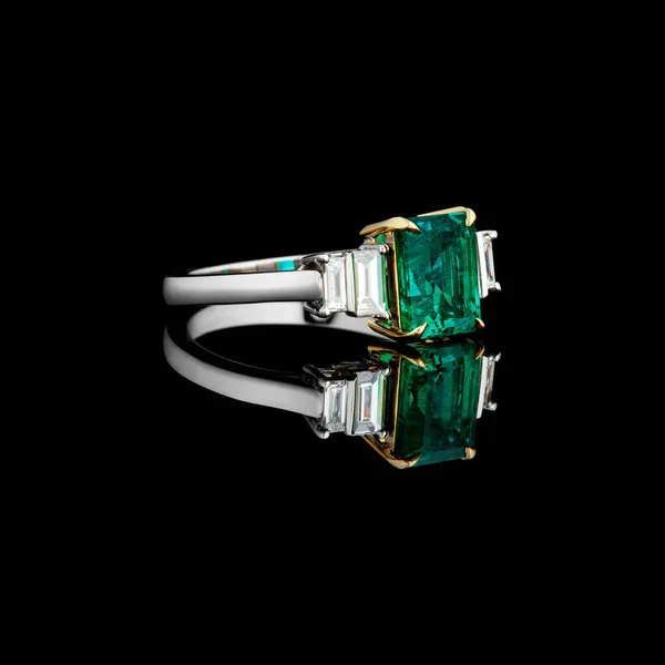 Bellissimo Anello Oro Con Pietre Preziose Smeraldo Diamanti Sfondo Nero — Foto Stock