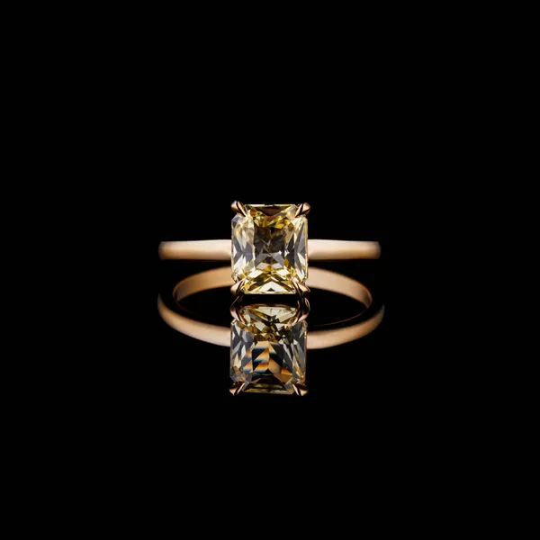 Gyönyörű Sárga Arany Gyűrű Citrin Egy Fekete Háttér Közelkép — Stock Fotó