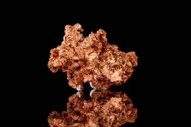 Makro mineral taş bakır siyah arka plan üzerine yakın çekim