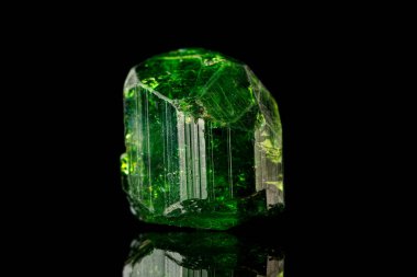 Siyah arka planda makro mineral taşlı turmalin.