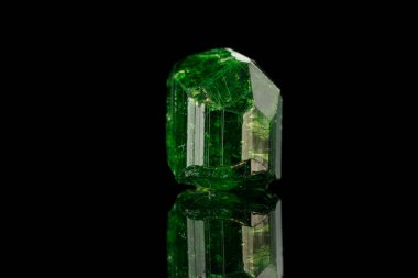 Siyah arka planda makro mineral taşlı turmalin.