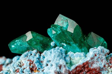 Siyah arkaplanda makro mineral taş dioptaz