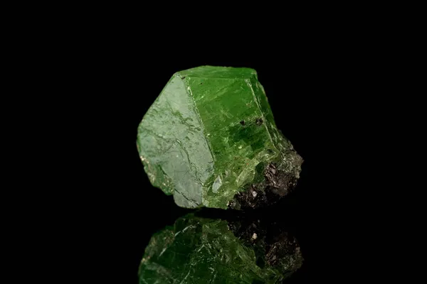 Piedra Mineral Macro Demantoid Sobre Fondo Negro Cerca — Foto de Stock