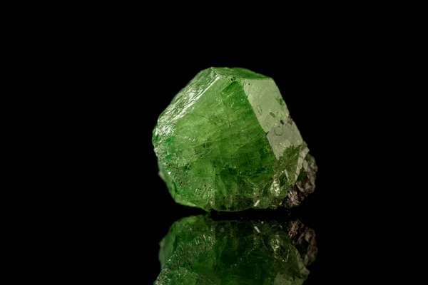 Makro Mineral Sten Demantoid Svart Bakgrund Närbild — Stockfoto
